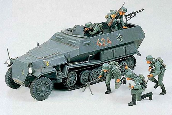 Huvudbild GERMAN HANOMAG Sd.Kfz. 251/1 MED 5 FIGURER. SKALA ...
